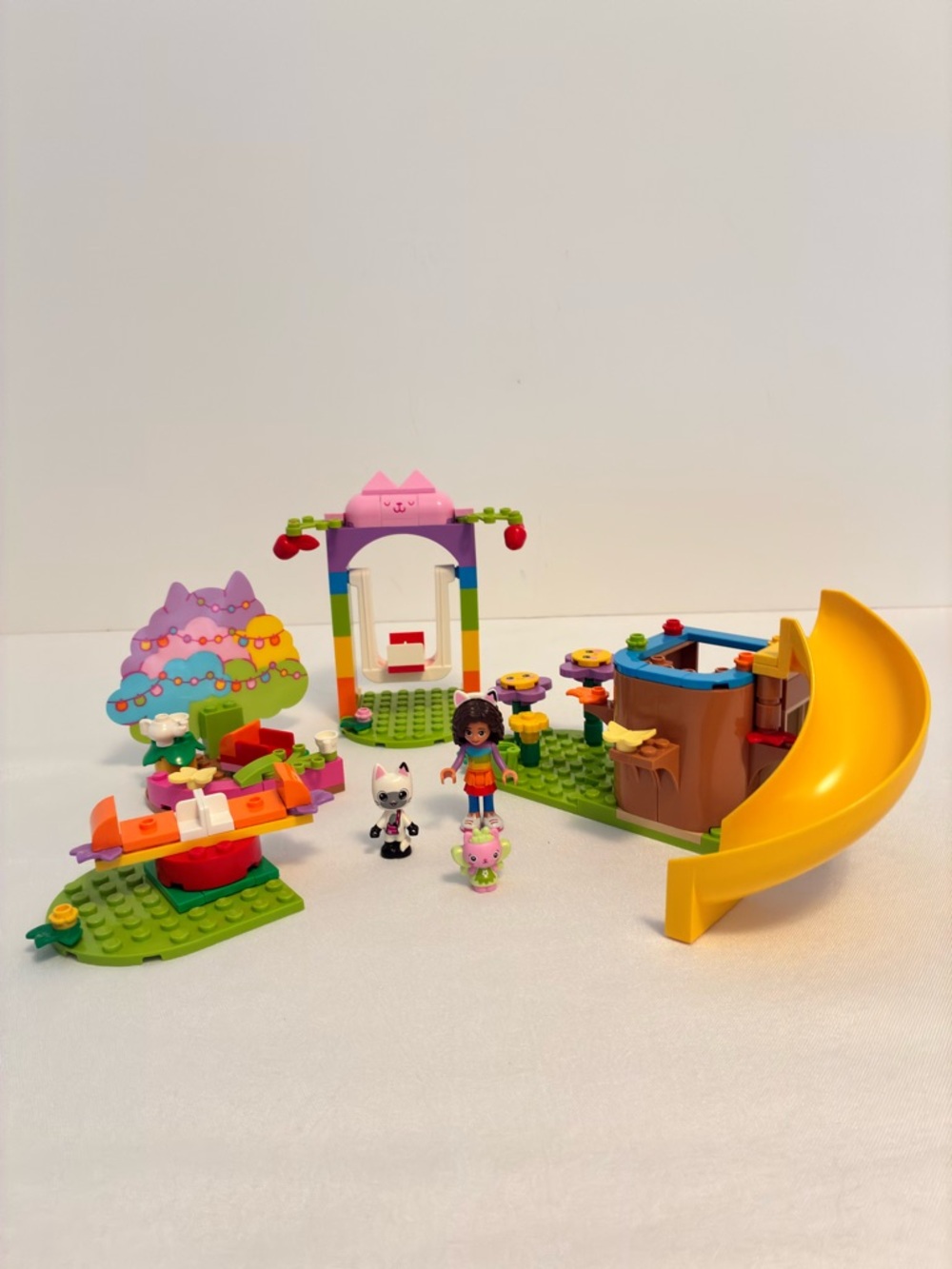 Lego Gabby's Dollhouse Kitty Fairy's Garden Party #10787 Retired - Picture 2 of 11